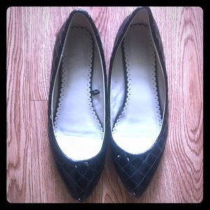 Shiny black textured flats